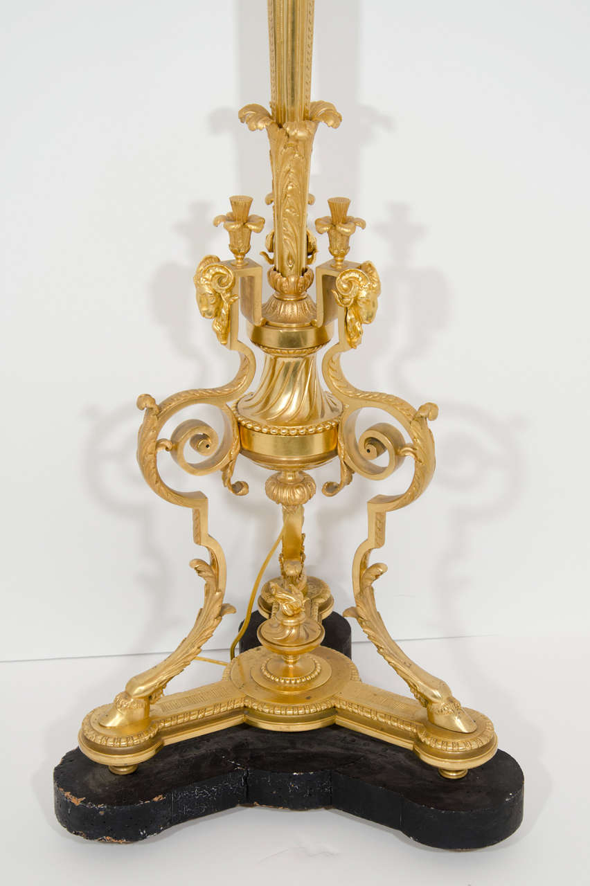 Hervorragende antike französische figürliche Stehlampe aus vergoldeter Bronze im Louis-XVI.-Stil im Zustand „Gut“ im Angebot in New York, NY
