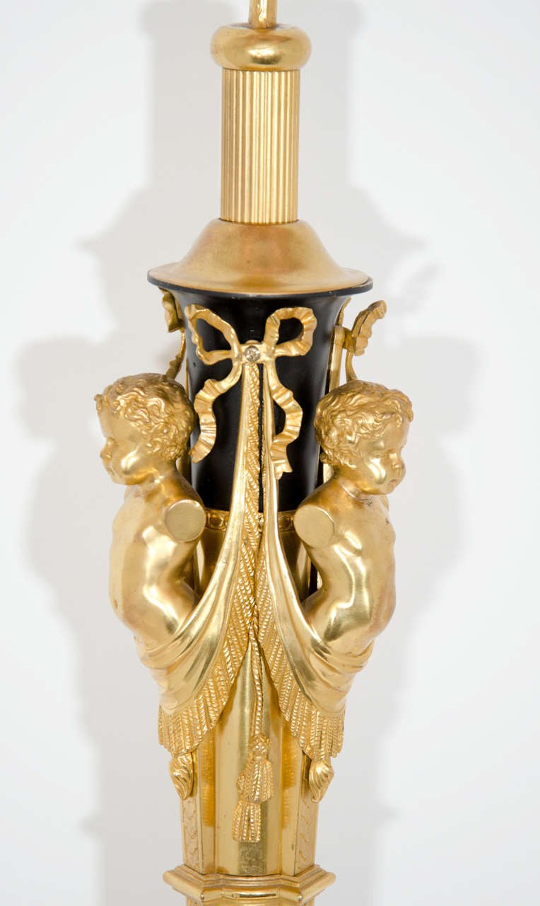 Bronze Superbe lampadaire figuratif français ancien de style Louis XVI en bronze doré en vente