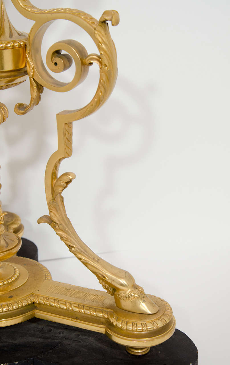 Superbe lampadaire figuratif français ancien de style Louis XVI en bronze doré en vente 1