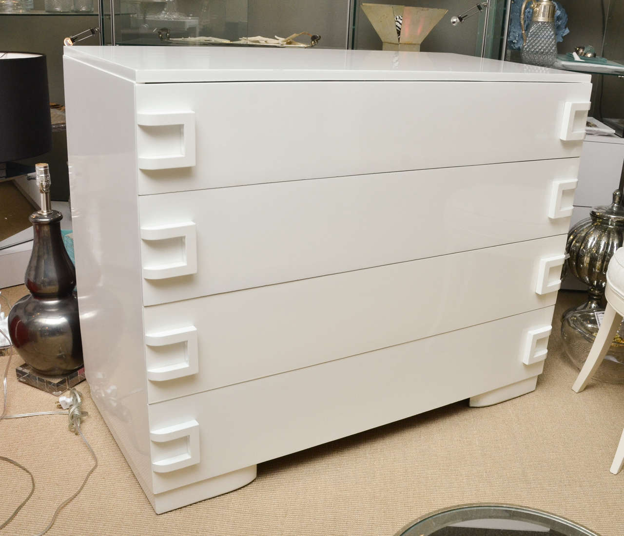 Attractive white lacquer 4-drawer commode