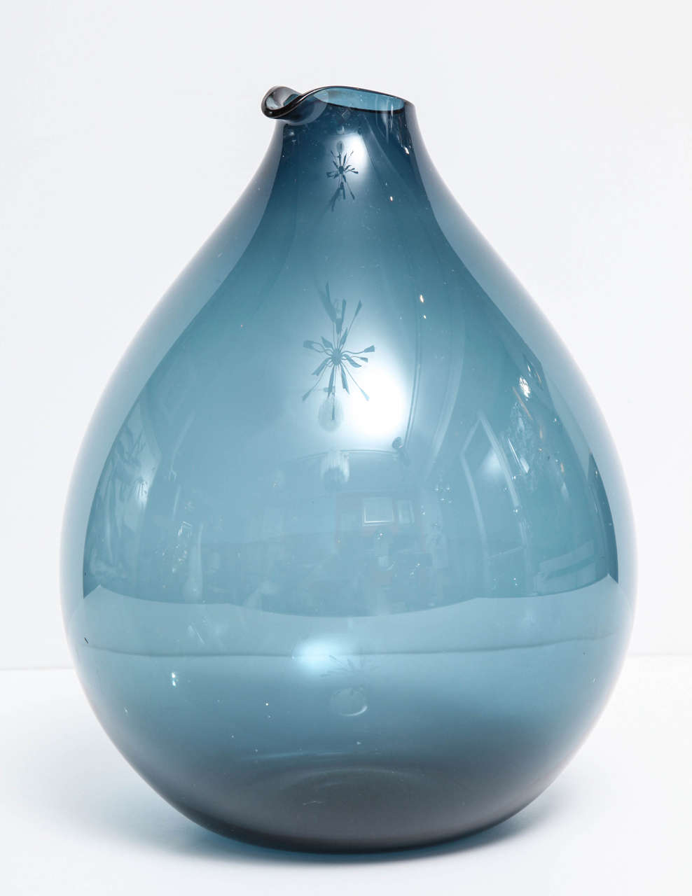 Beautiful designed, Mid-Century Modern vase by Timo Sarpaneva, Finland, circa 1960.
Timo Sarpaneva was an influential Finnish designer, sculptor and educator best known in the art world for innovative work in glass, which often merged attributes of