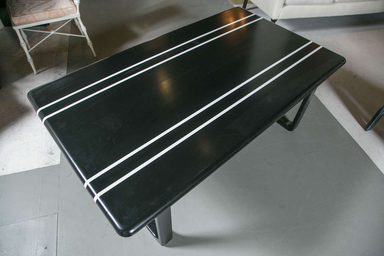 Black and White Lacquered Coffee Table In Excellent Condition For Sale In Stamford, CT
