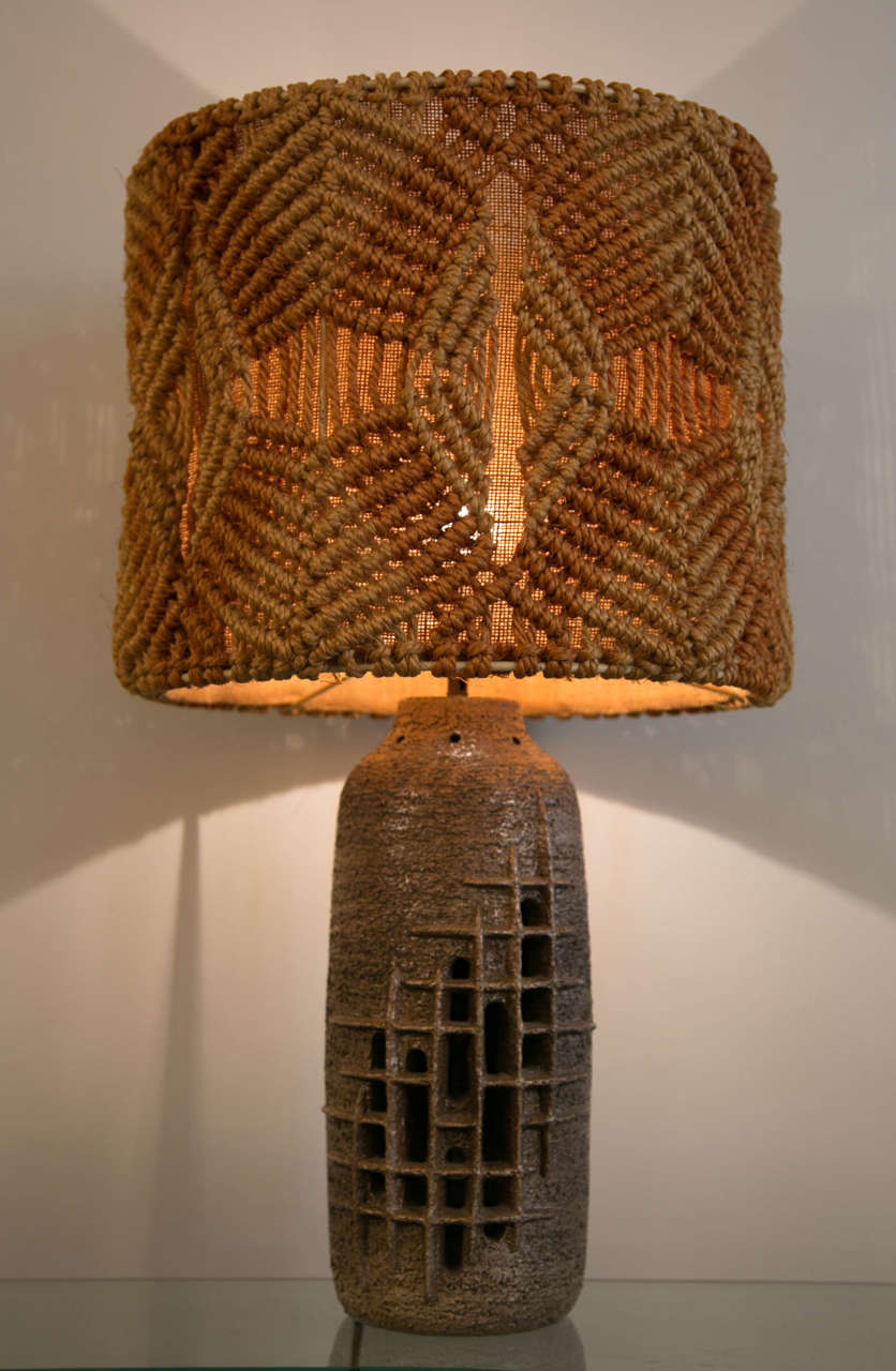 Lamp in stoneware with graphic design, spectacular shade in colored wool,
circa 1960.
Signed Musarra Vallauris.