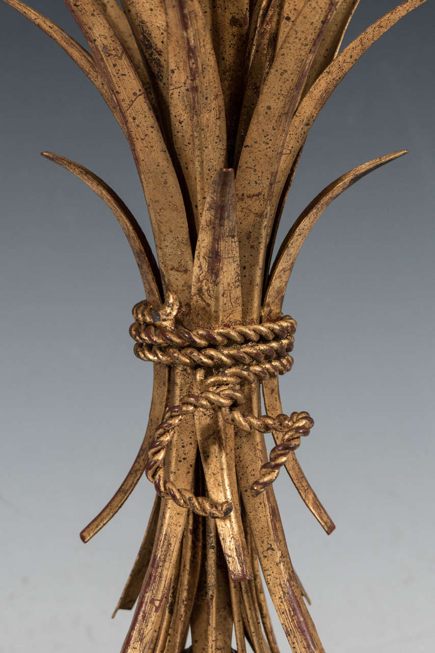 A Midcentury Hollywood Regency Wheat Tole Table Lamp in Gilded Brass In Good Condition In Astoria, NY