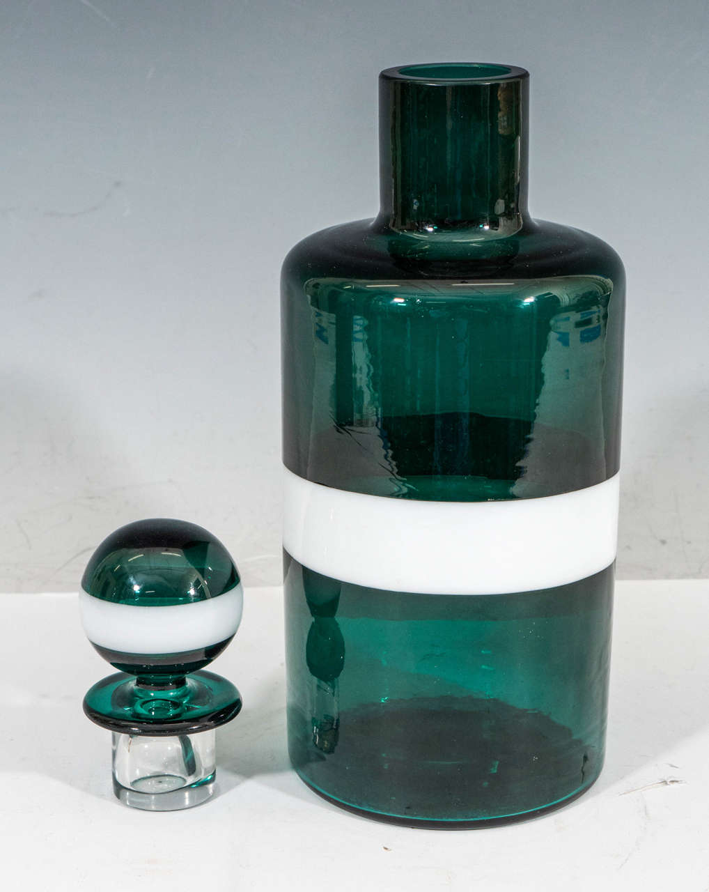 A Midcentury Handblown Venini Art Glass Decanter In Good Condition In New York, NY