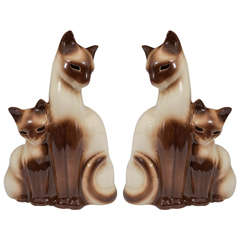 Paire de lampes TV en céramique du milieu du siècle:: représentant un chat et un chaton siamois:: signée Howard Kron