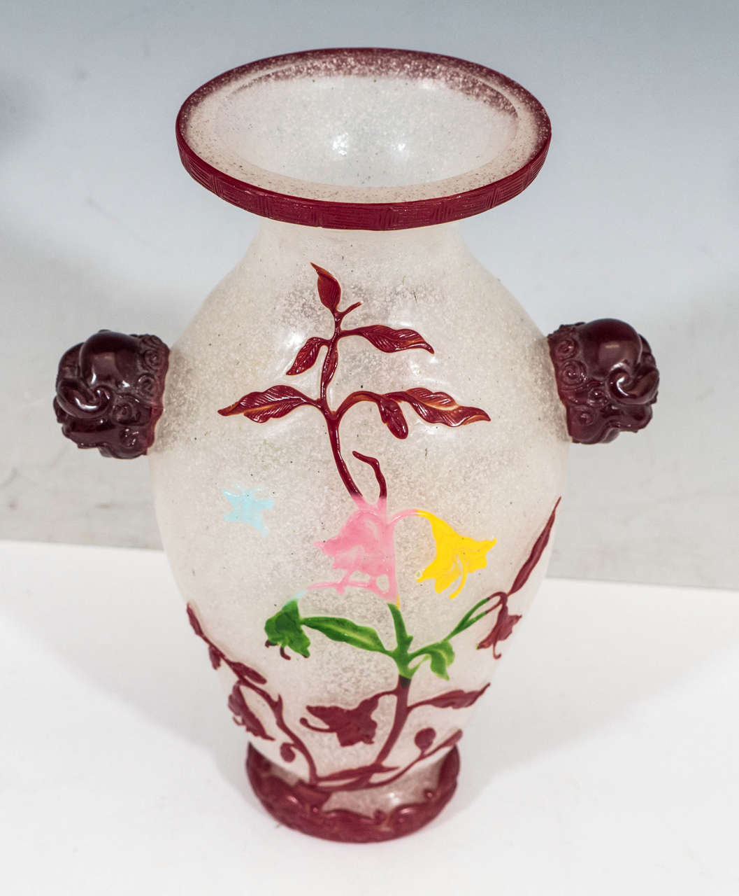 A Late 19th Century Chinese Cut-Glass Peking Vase with Decorative Floral Motif In Good Condition For Sale In New York, NY