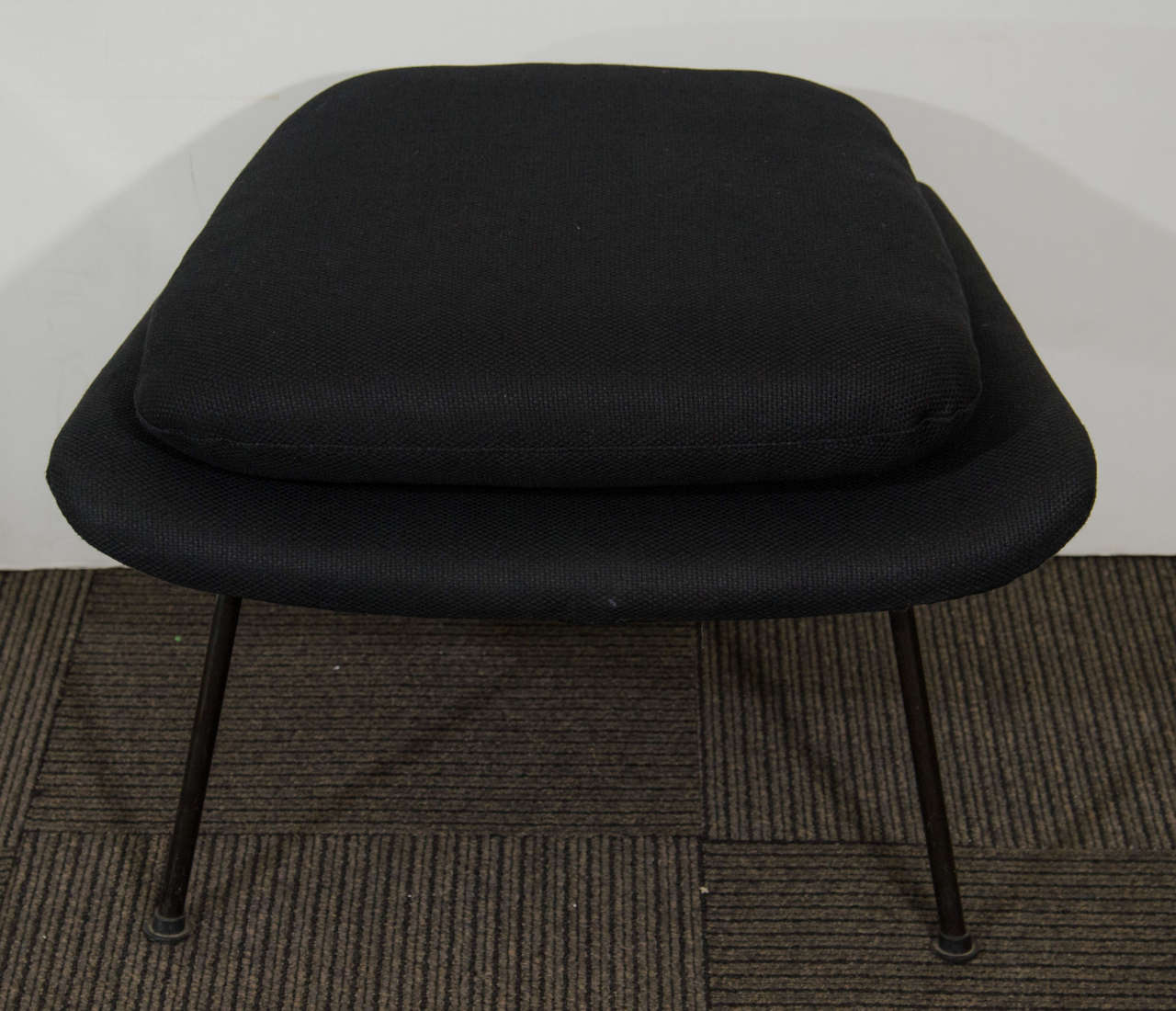 Midcentury Womb Chair and Ottoman by Eero Saarinen for Knoll In Good Condition In New York, NY