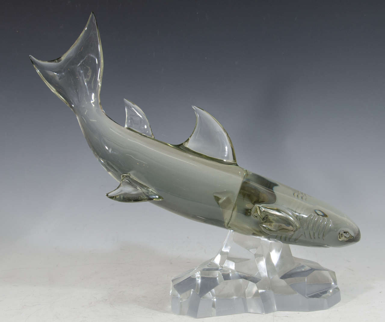 A vintage Italian shark sculpture made of clear glass with a slightly smokey tint and mounted on a clear rock like base by artist Pino Signoretto.

Good vintage condition.