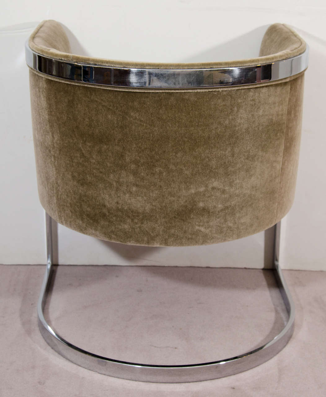 A Mid-Century Pair of Chrome Tub Chairs Attributed to Milo Baughman In Good Condition In New York, NY