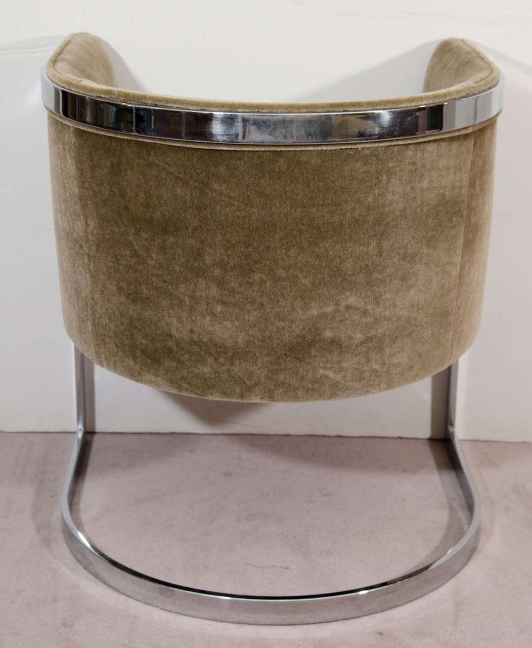 A Mid-Century Pair of Chrome Tub Chairs Attributed to Milo Baughman In Good Condition In Astoria, NY