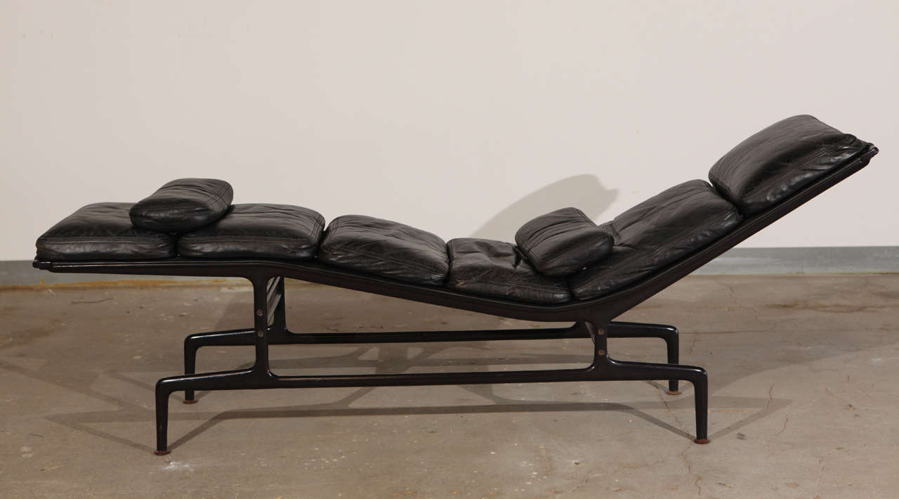 Eames ES 106:: également connue sous le nom de chaise 