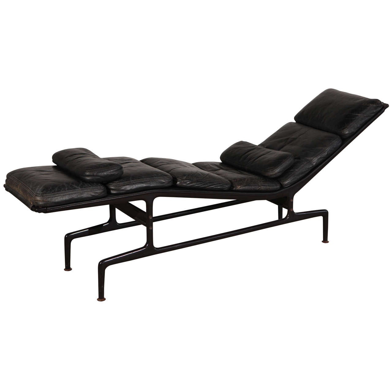 ES 106 Eames Chaise Lounge