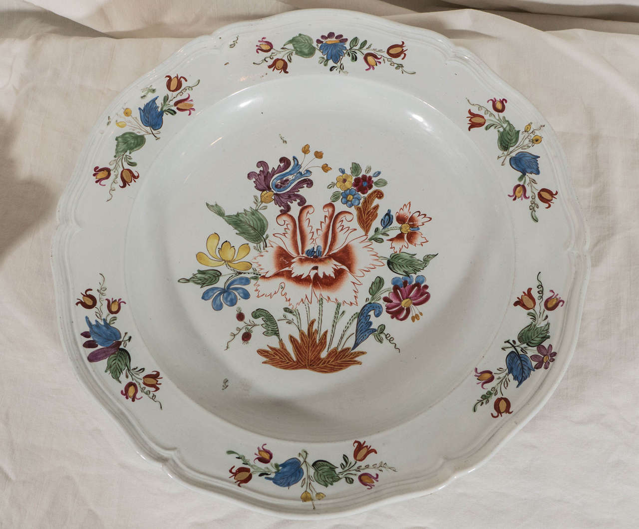 12 Italian Porcelain Dishes circa 1790 in Collection Metropolitan Museum In Good Condition In Katonah, NY