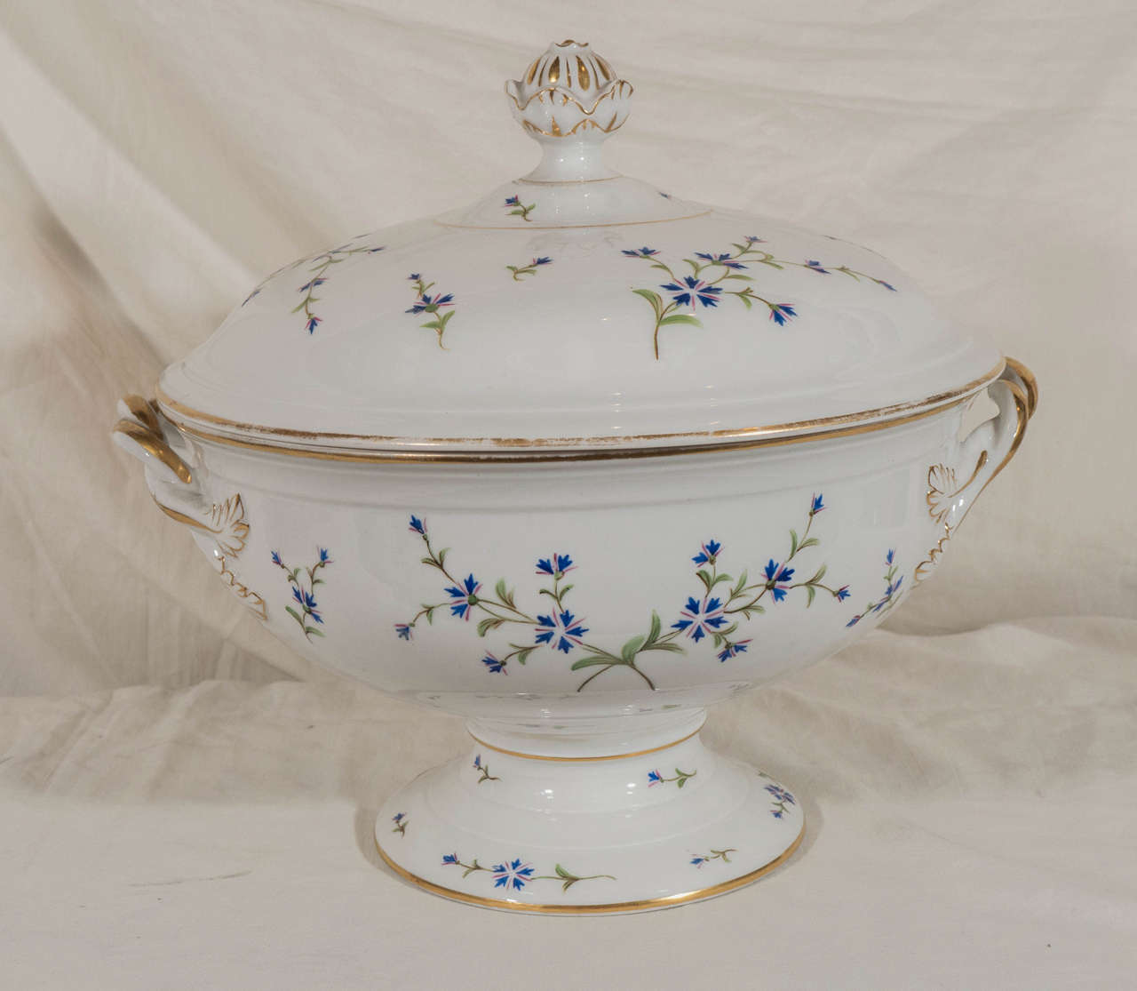 We are pleased to offer this 19th century Royal Copenhagen porcelain soup tureen with a 