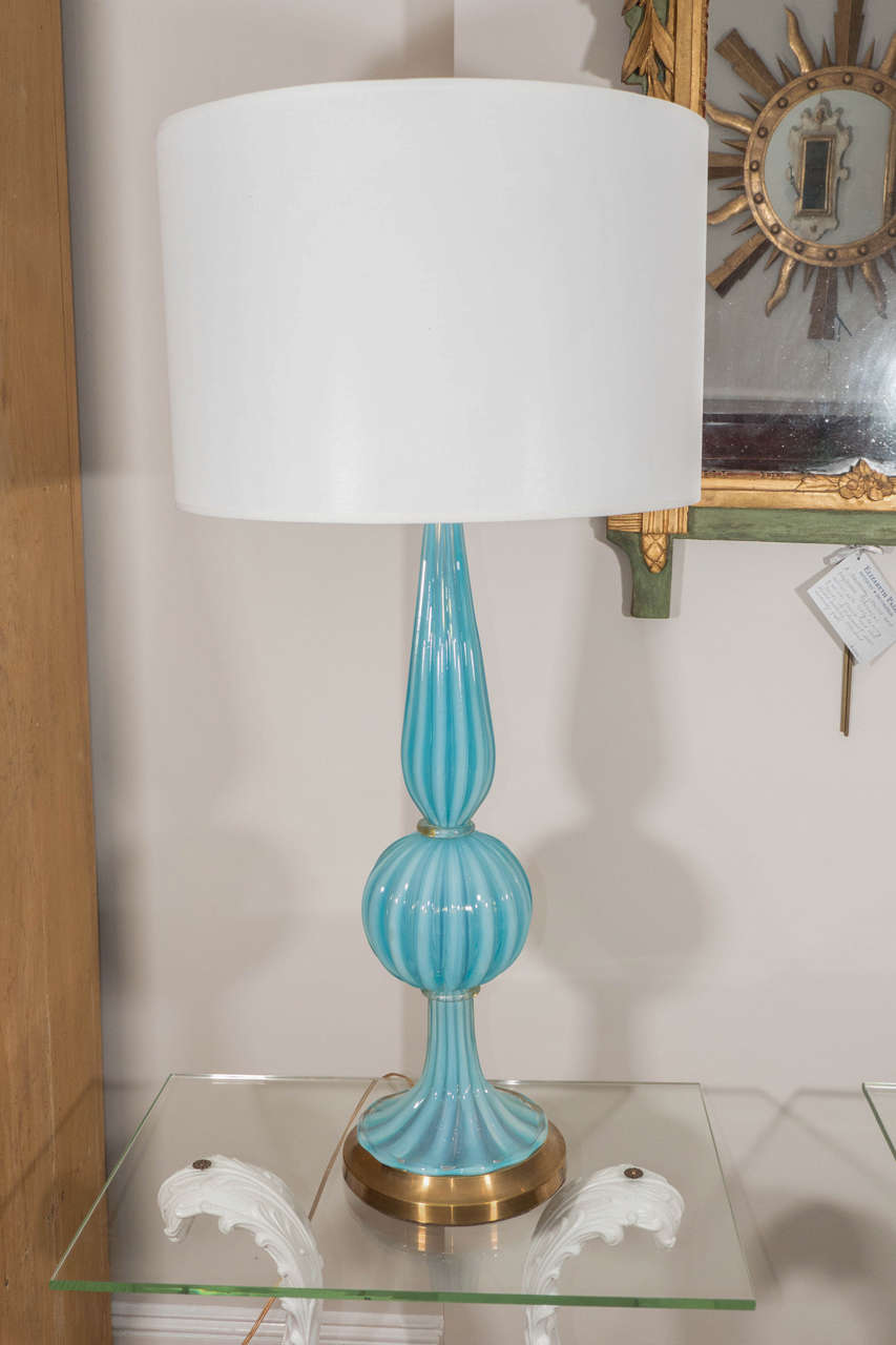 Une lampe remarquable en verre bleu 