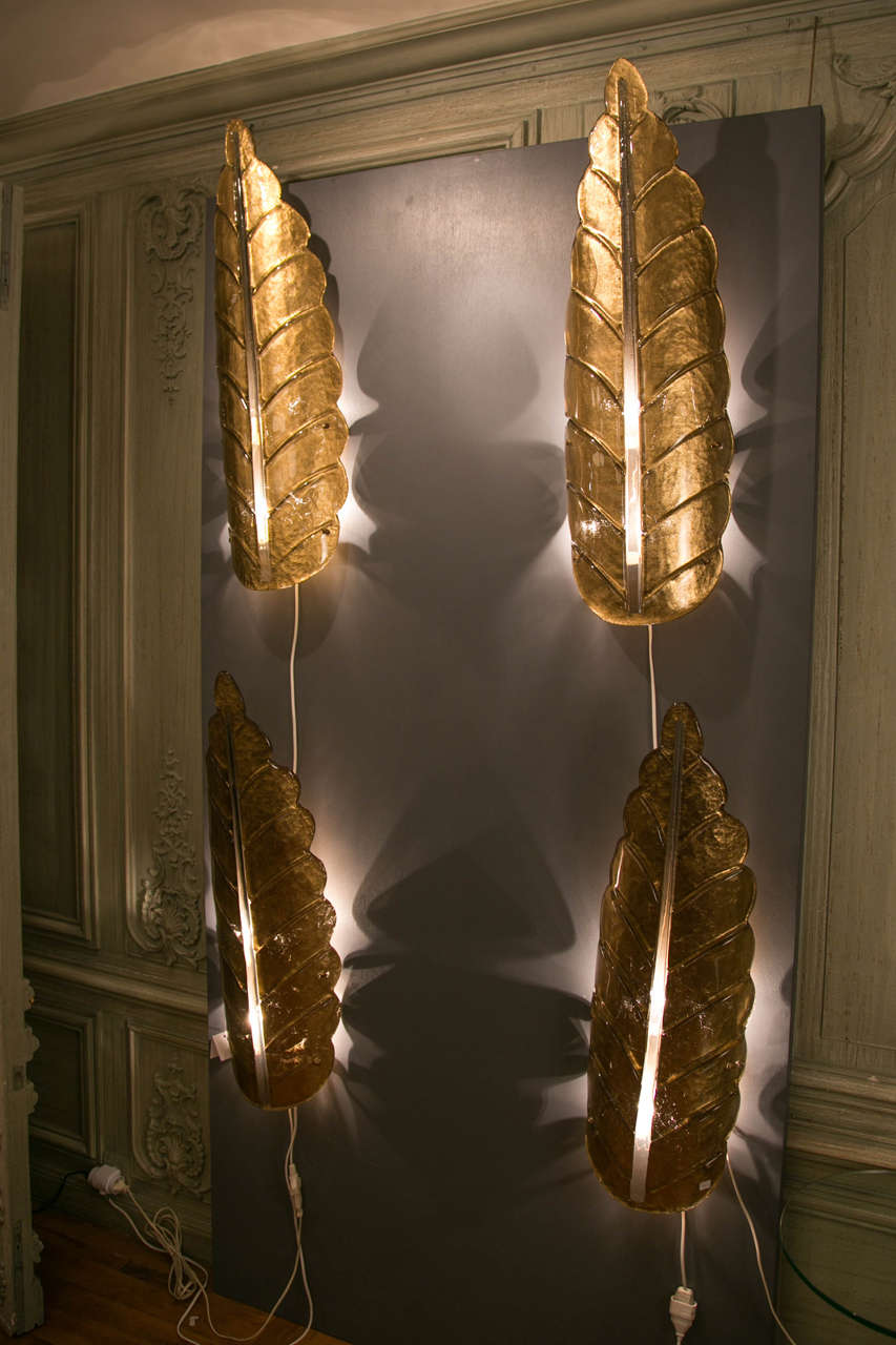 Elegant set of four Murano glass sconces, in leaf shape; four bulbs of 40W in each sconce.
