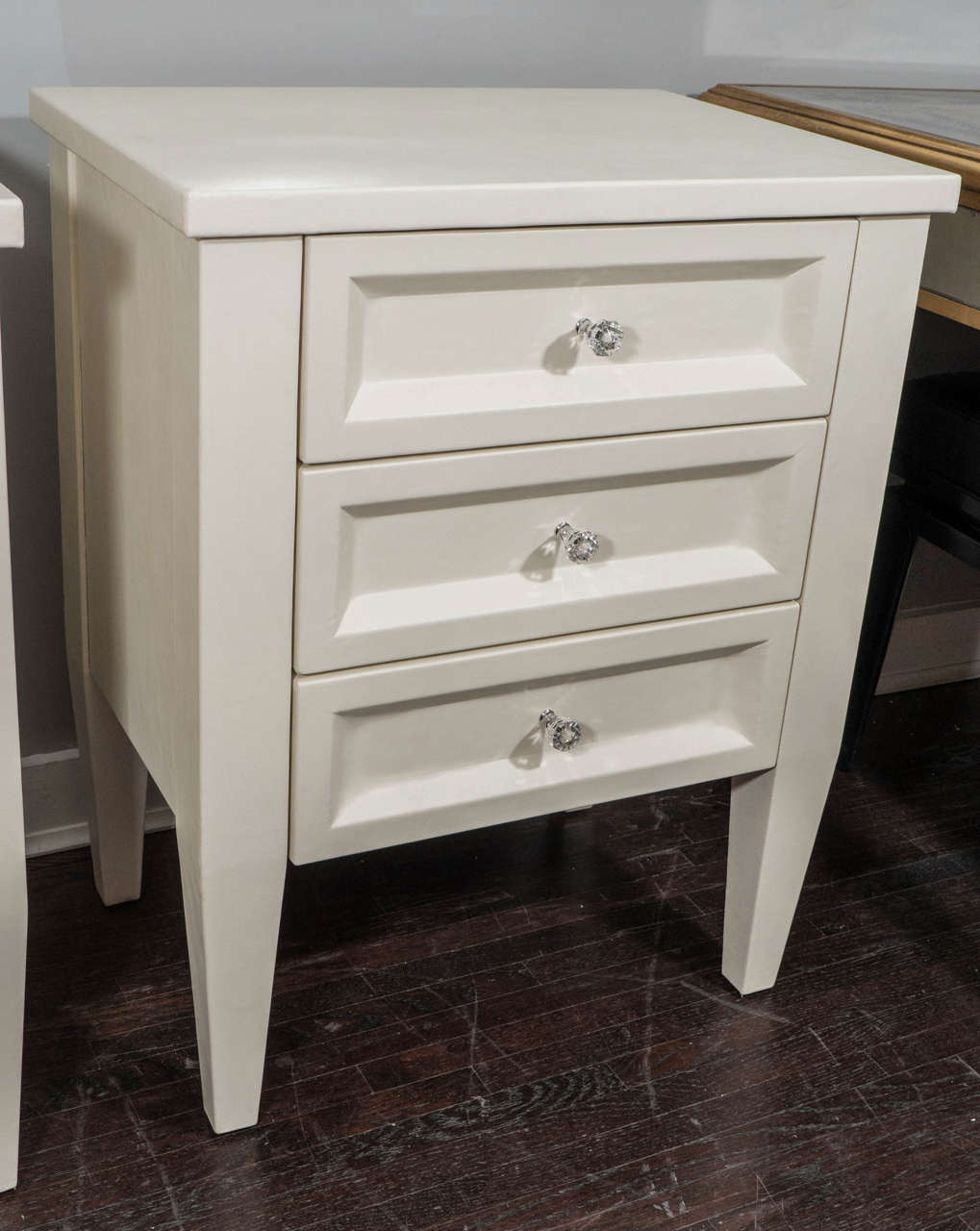 Coppia di comodini personalizzati rivestiti in pelle con tre cassetti. La personalizzazione è disponibile in diverse dimensioni, colori e hardware.