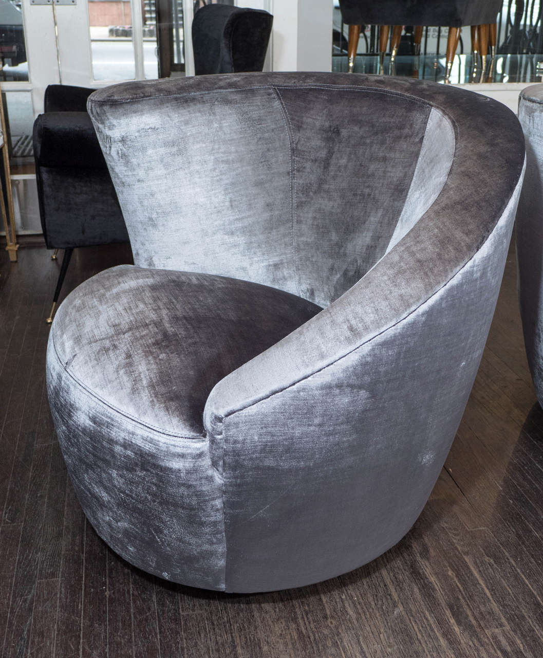 Pair of Vladimir Kagan Designed Nautilus Swivel Chairs In Excellent Condition In New York, NY