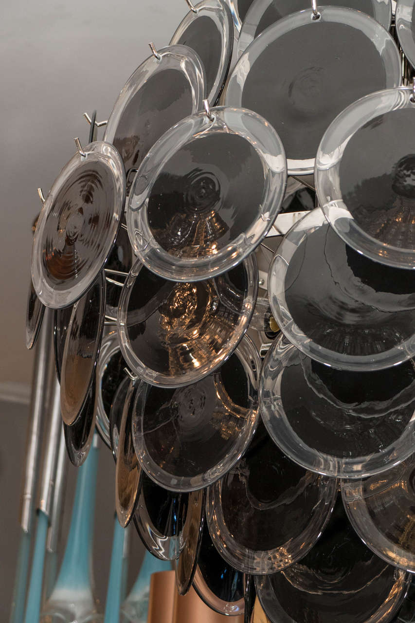 italien Lustre à disques en verre de Murano noir en forme de double cône en vente