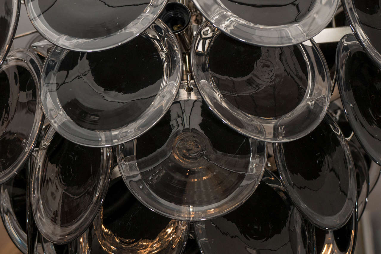 XXIe siècle et contemporain Lustre à disques en verre de Murano noir en forme de double cône en vente