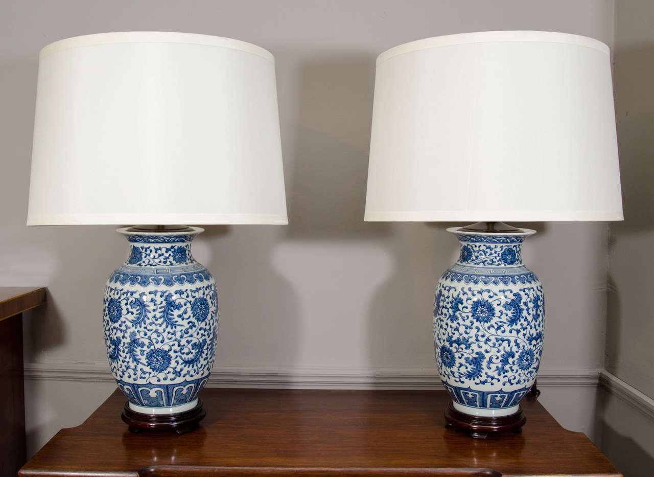 Pair Of Blue And White Porcelain Chinese Ginger Jar Lamps.
20th Century
*(Shades Not Included)