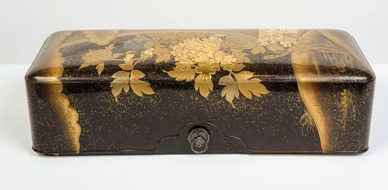 Exceptional letter box in black lacquer with a gold lacquer foliage decor with tin and copper. Nashi-ji inside. Two small silver handles. Family Horita Mon. Edo period.