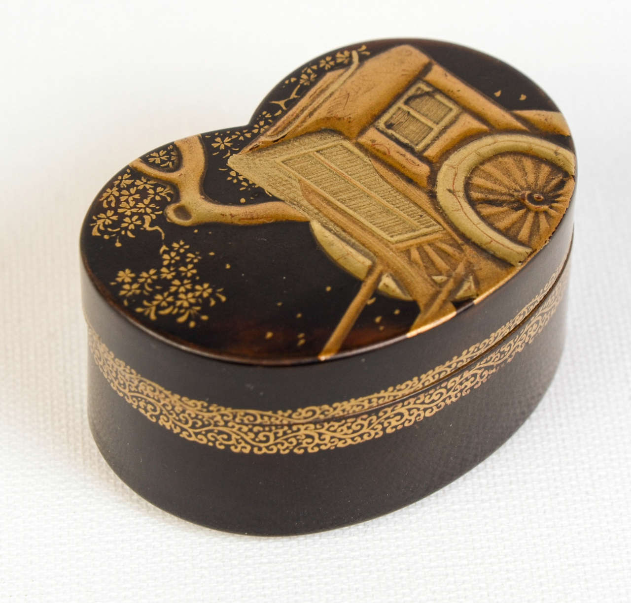 Hira maki-e decorated black lacquer kobako with a gilded lacquer decor of a carriage in front of a tree. Nashi-ji lacquer inside. Two remaining labels with numbers from previous collections sticked under the kobako and the top.