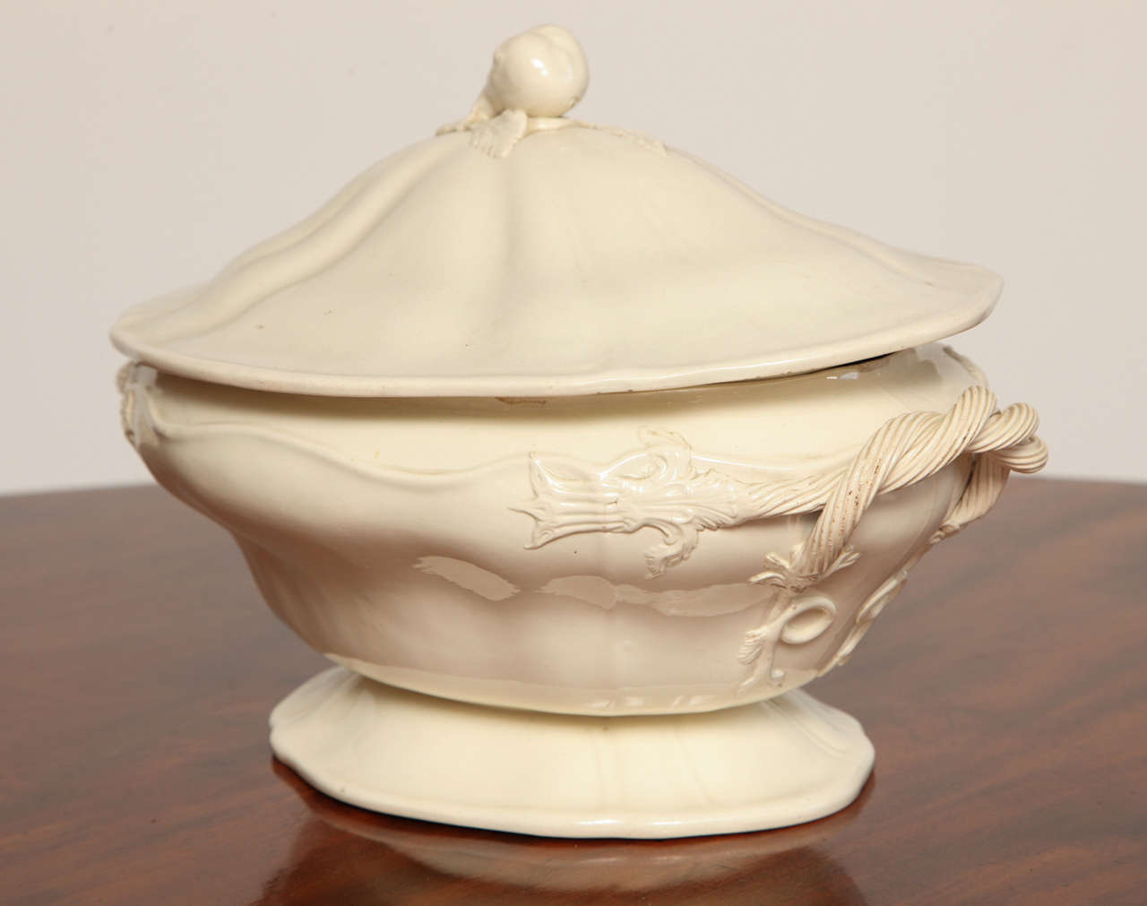 Early 19th Century Leeds Creamware Tureen In Good Condition For Sale In New York, NY