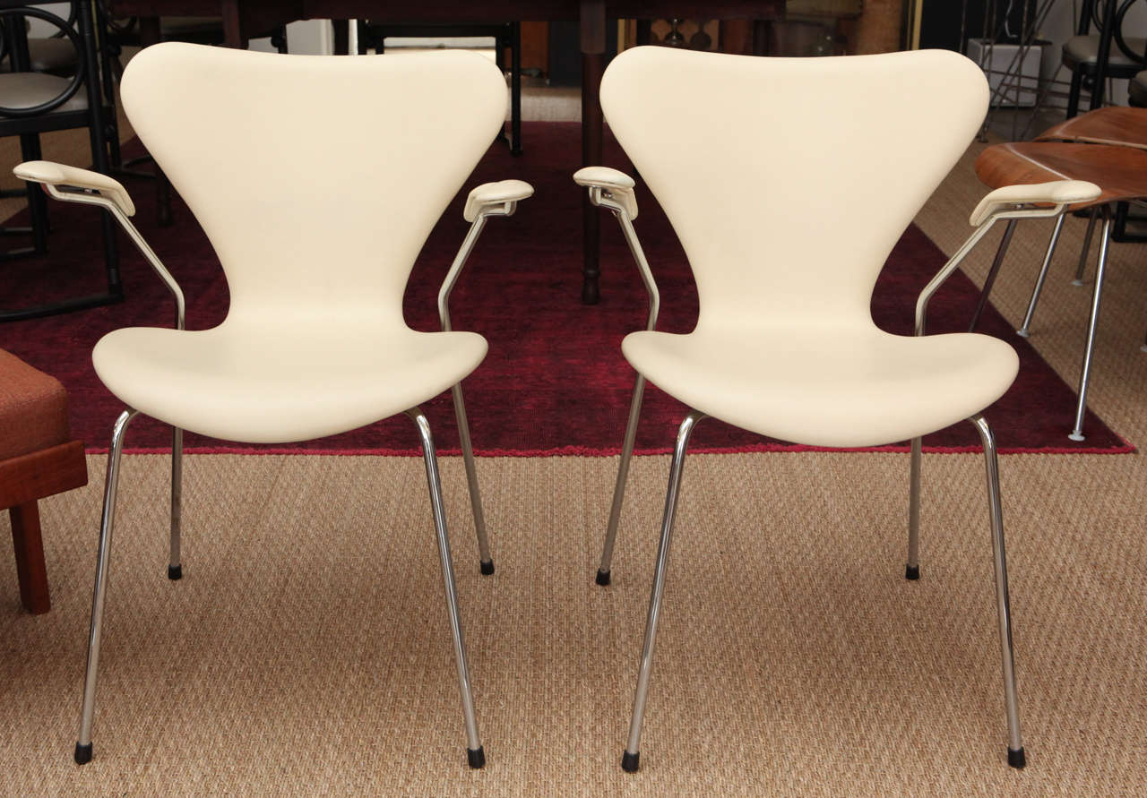These great chairs are upholstered in a beautiful cream leather and look amazing around a dining table or in an office space.