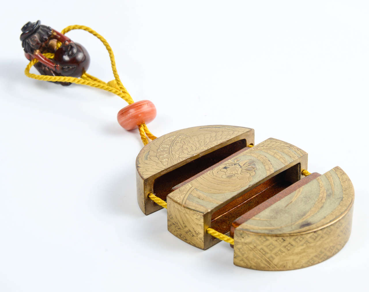 19th Century Japanese Gold Lacquer Inro with Netsuke (Decorative Pills Box) In Excellent Condition For Sale In Paris, FR