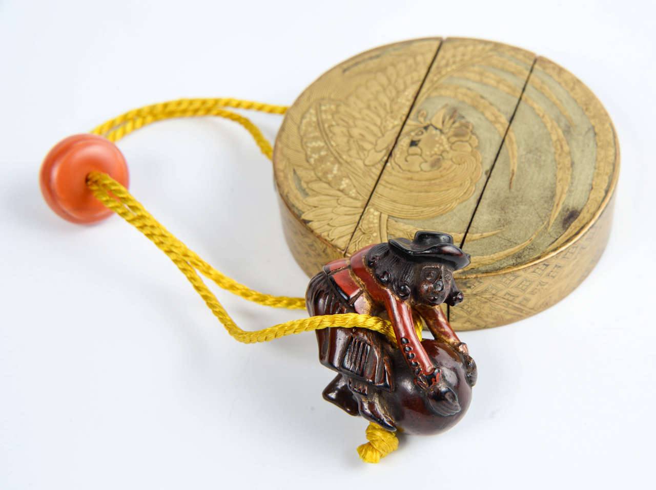 19th Century Japanese Gold Lacquer Inro with Netsuke (Decorative Pills Box) For Sale 1