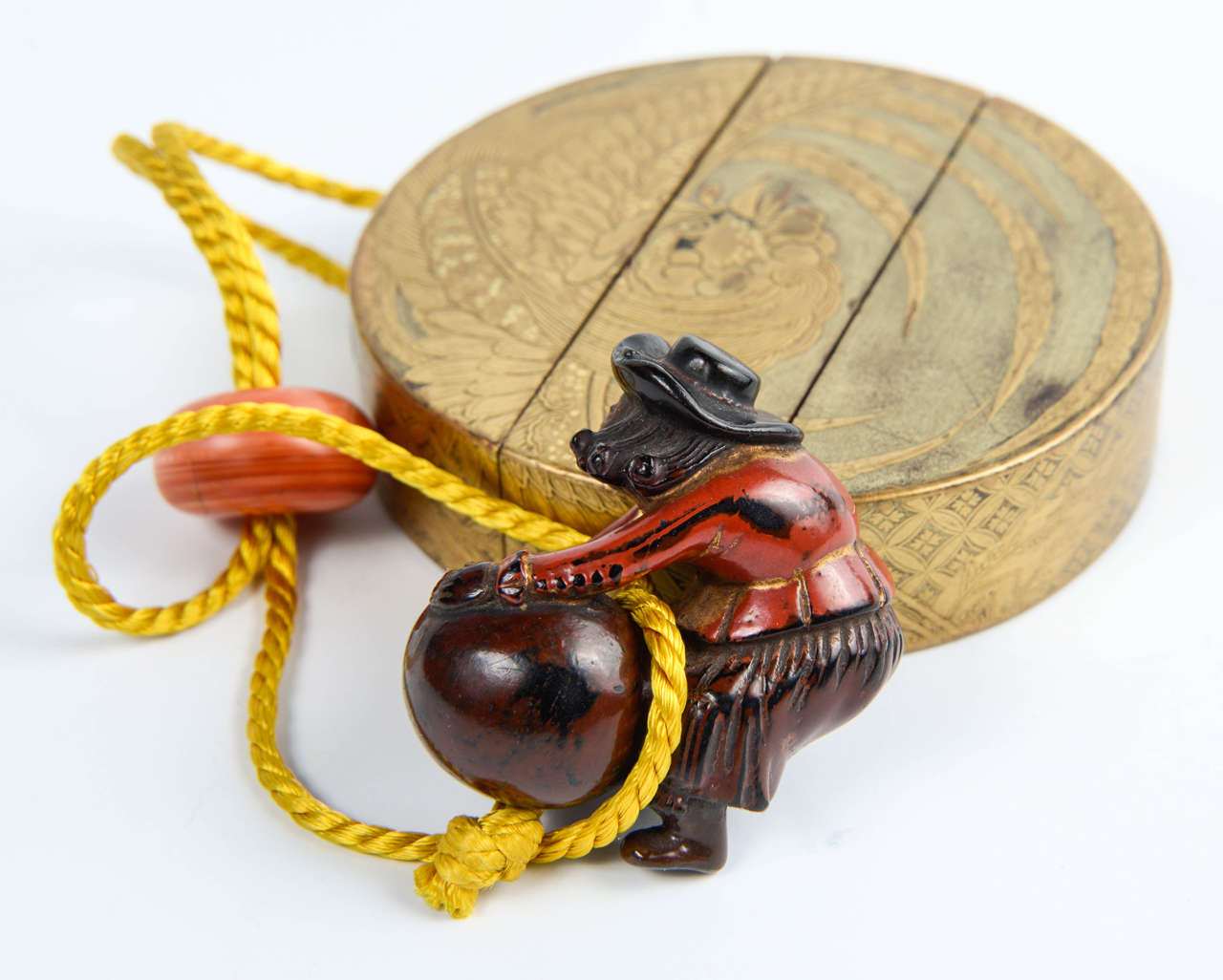 19th Century Japanese Gold Lacquer Inro with Netsuke (Decorative Pills Box) For Sale 2