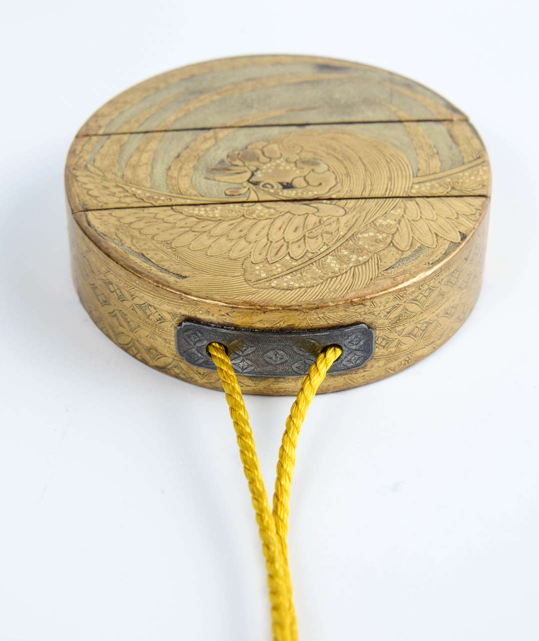 19th Century Japanese Gold Lacquer Inro with Netsuke (Decorative Pills Box) For Sale 3