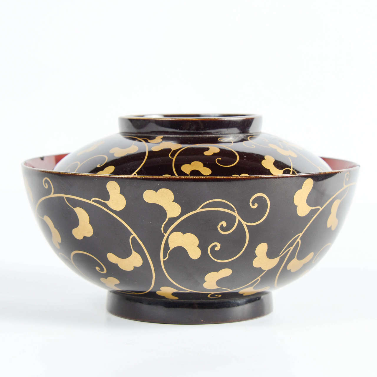 Bowl covered with black background lacquer with a gold foliage decor. The interior in red lacquer,
Japan, Meiji.
Mesures: Height 5.5cm, diameter 12.5cm.