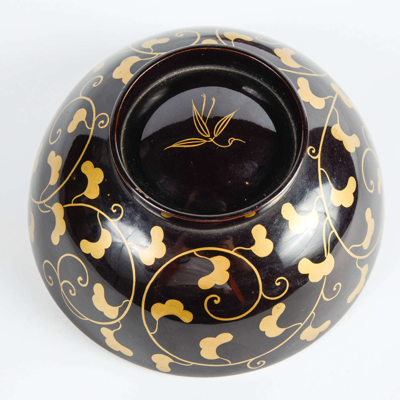 Japanese Black and Gold Laquered Covered Bowl For Sale 1