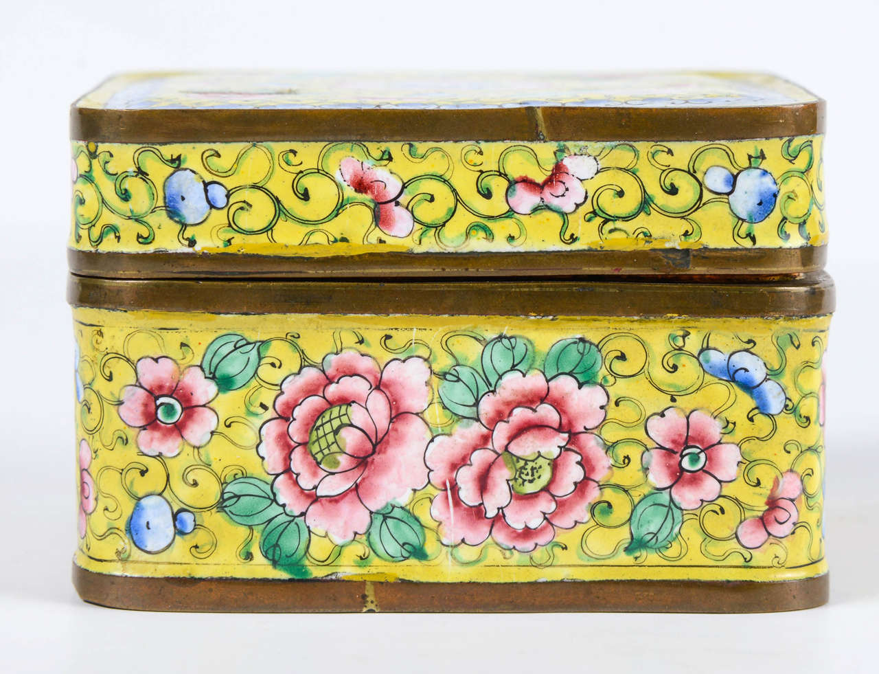 Yellow enamel Canton box with a background decor of flowers and foliage in polychrome scrolls. The interior is in blue enamel
China - 19th century
Height 5.5 cm – Width/Depth 8.5 cm