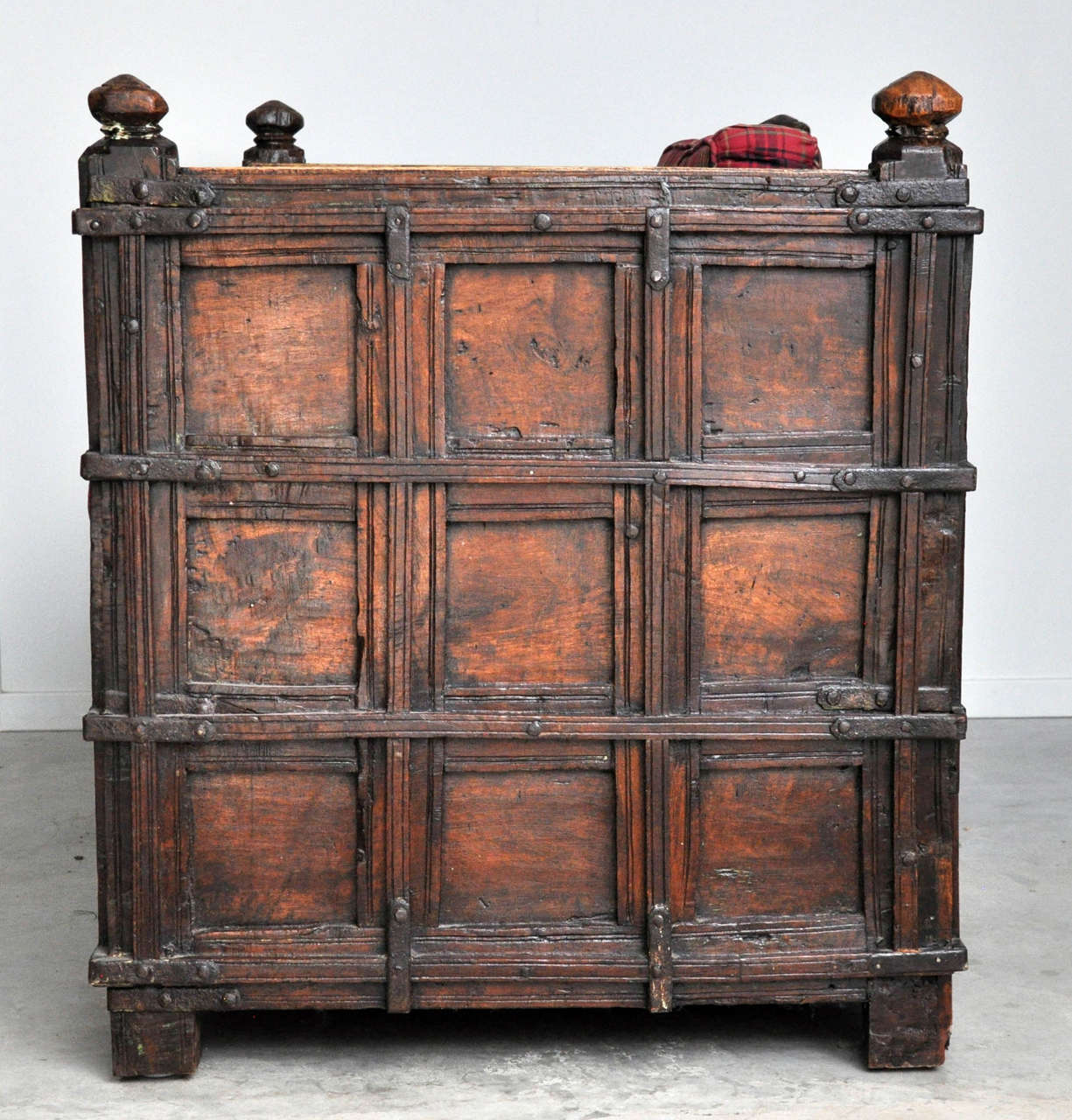 19th Century Anglo-Indian Damchiya Hope Chest Chair, India, 1850 For Sale