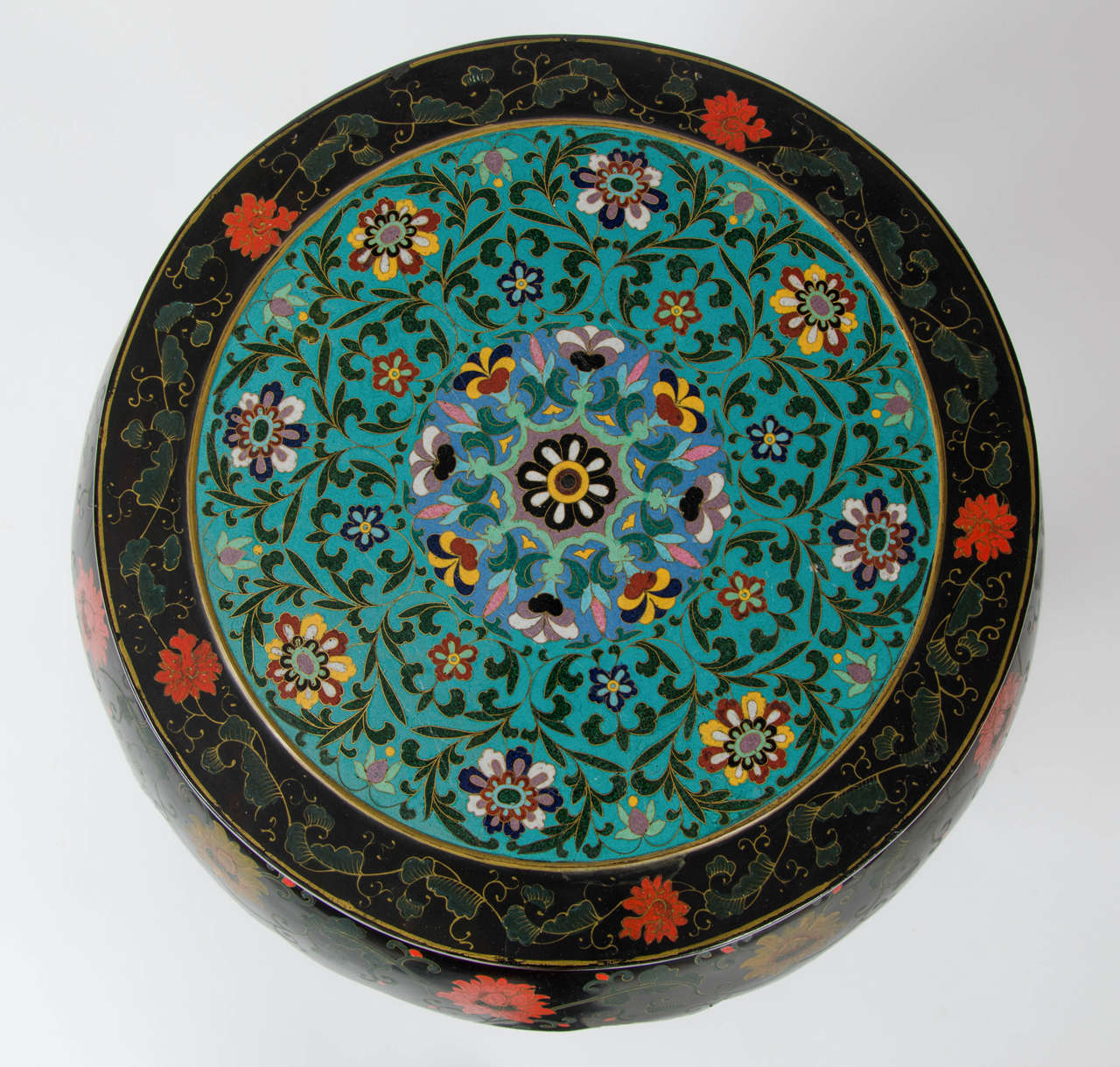20th century Chinese Black Lacquered Side Table with Cloisonné Top im Zustand „Hervorragend“ in London, GB