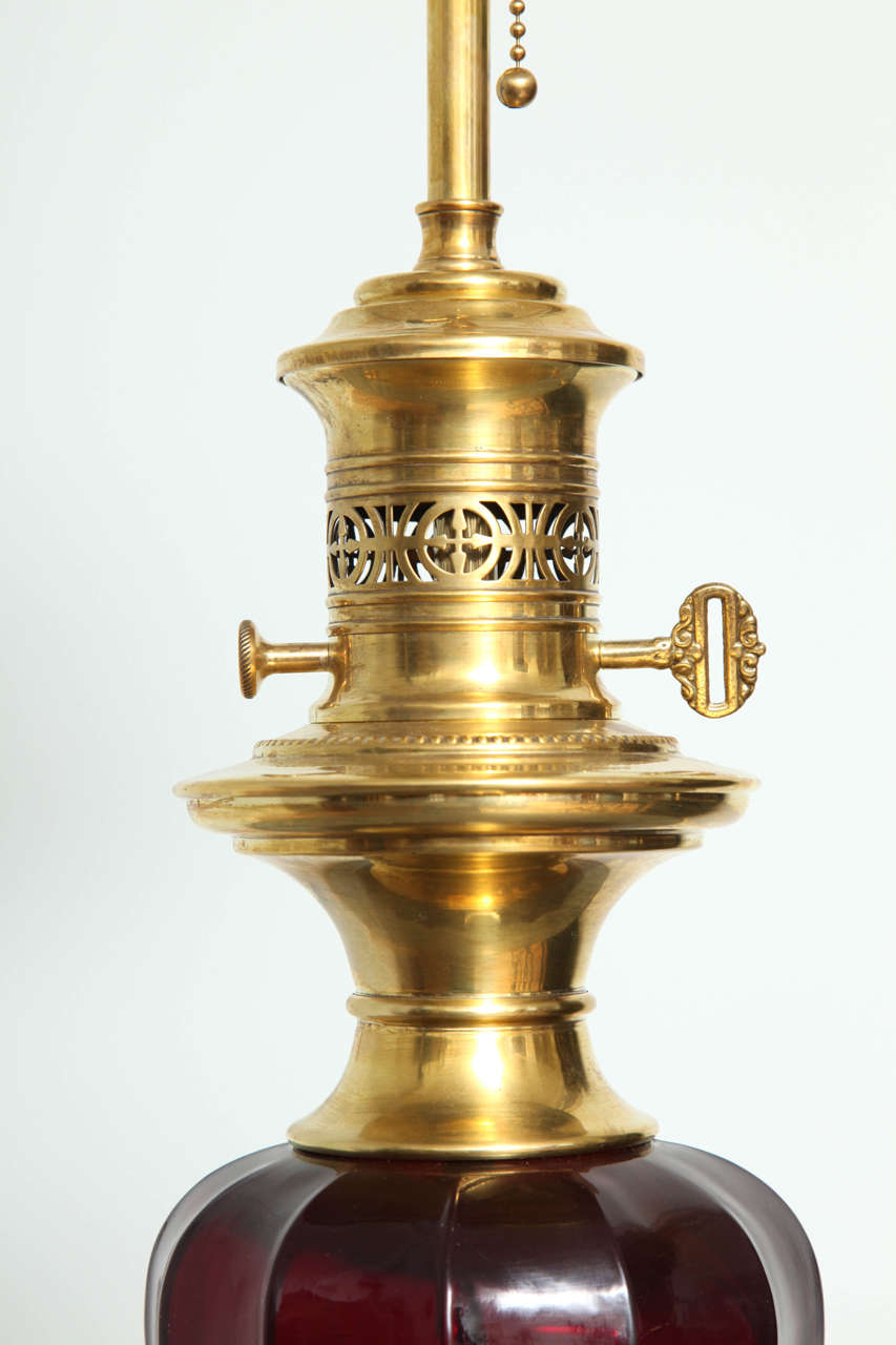 Rubin-Glas-Lampe im viktorianischen Stil (Mitte des 20. Jahrhunderts) im Angebot