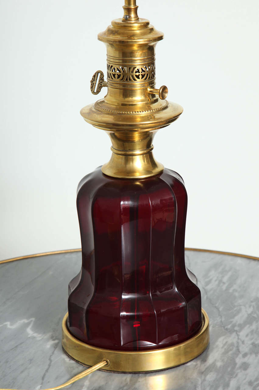 Rubin-Glas-Lampe im viktorianischen Stil (Messing) im Angebot