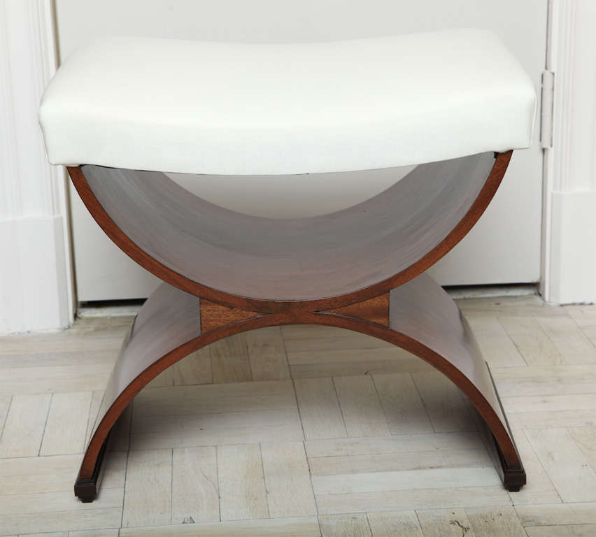 Lee Calicchio Ltd. Banc en forme de curule en acajou