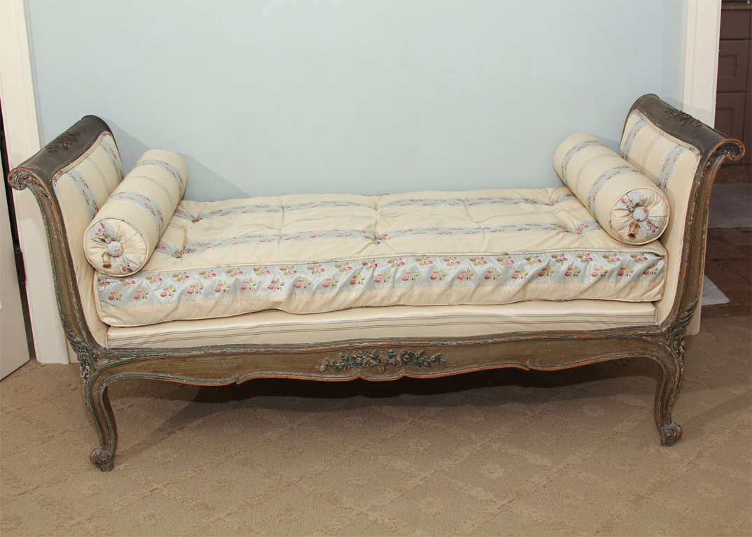 late 18th century French painted daybed-chaise For Sale 2