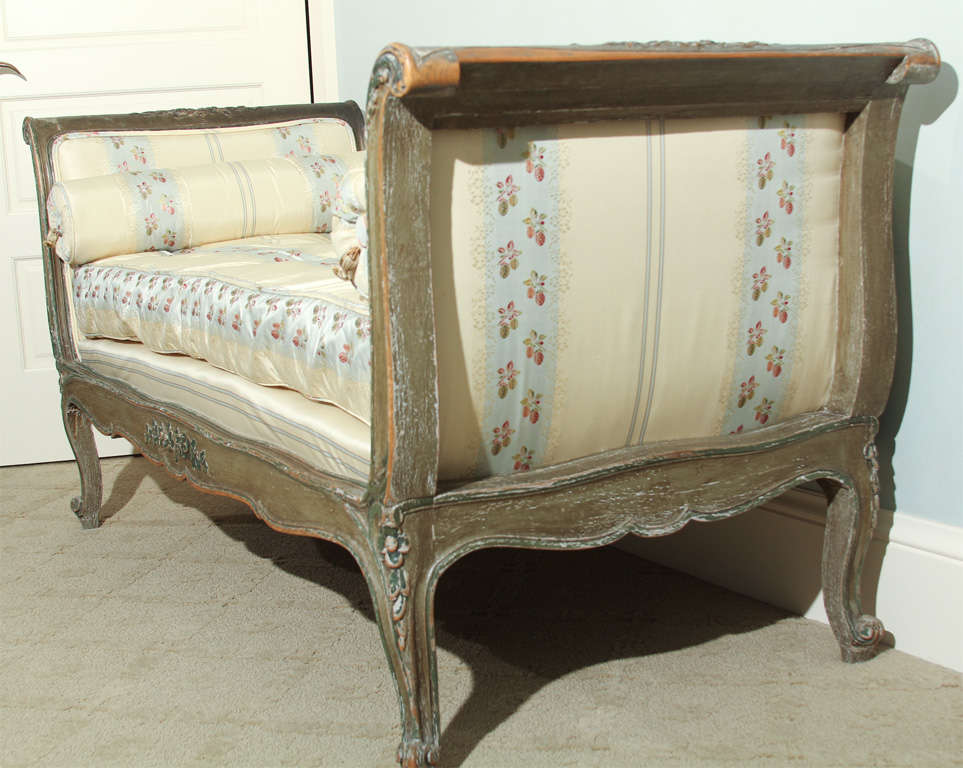 late 18th century French painted daybed-chaise For Sale 4