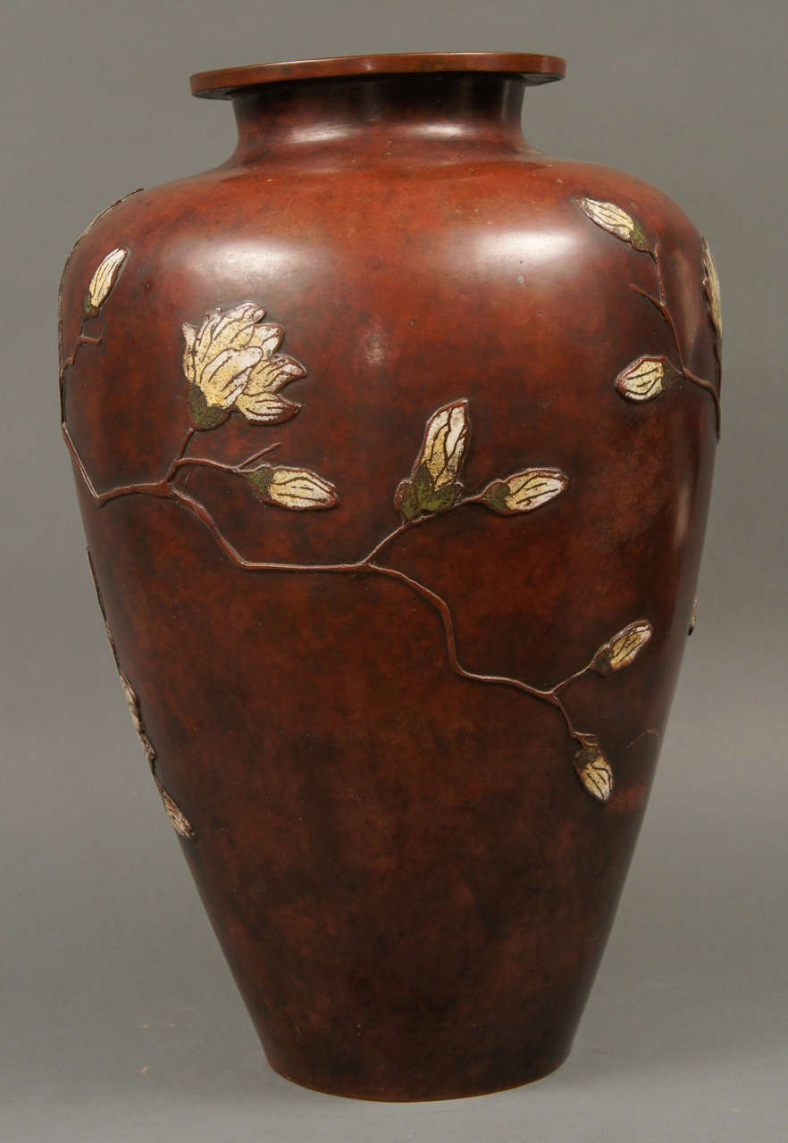 Sehr große japanische Cloisonné-Bronzevase mit Magnolien aus dem 19. im Zustand „Gut“ im Angebot in Hudson, NY