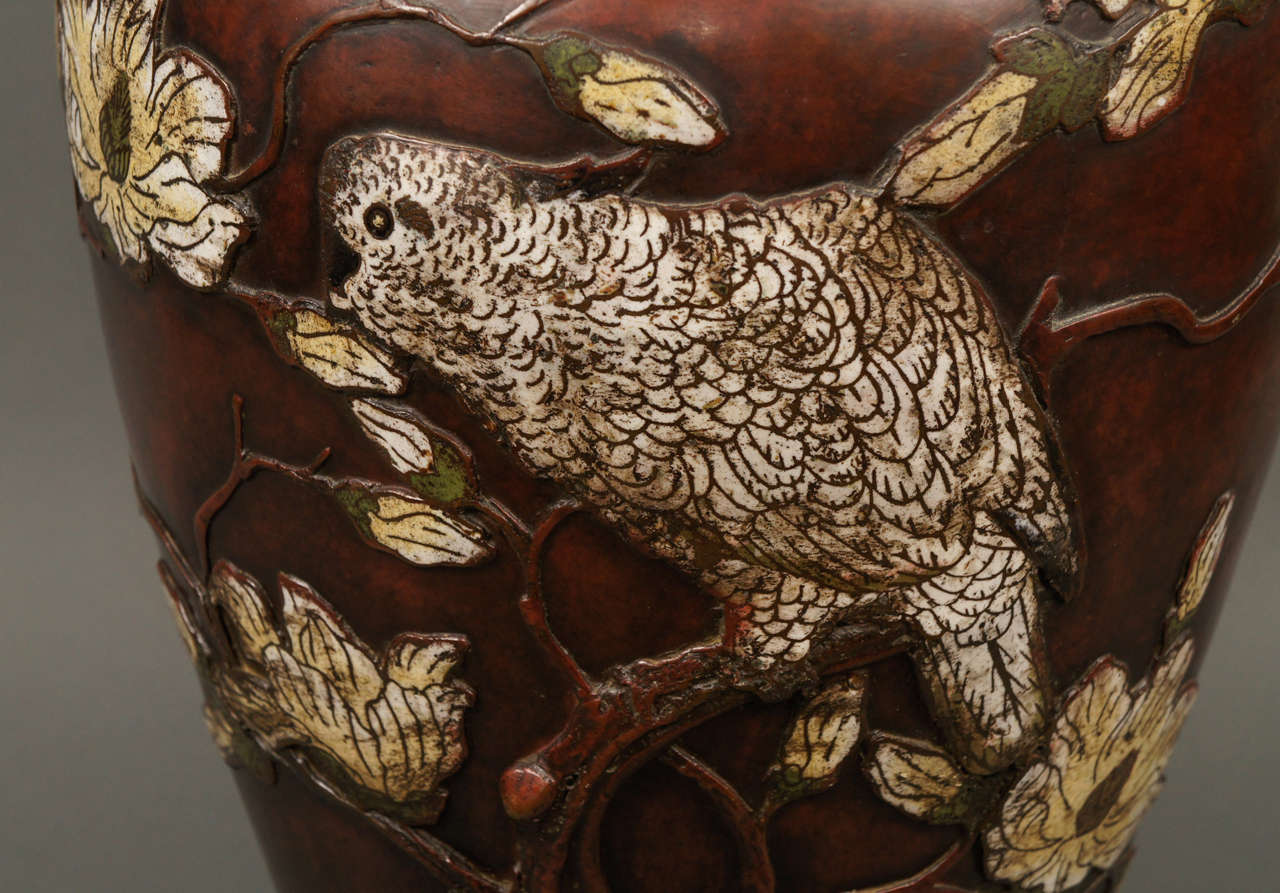 Sehr große japanische Cloisonné-Bronzevase mit Magnolien aus dem 19. im Angebot 1