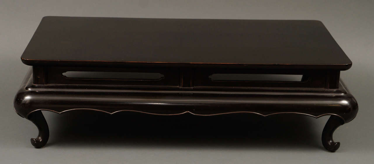 Japanese Black Lacquer Stand Presentation Table In Excellent Condition In Hudson, NY