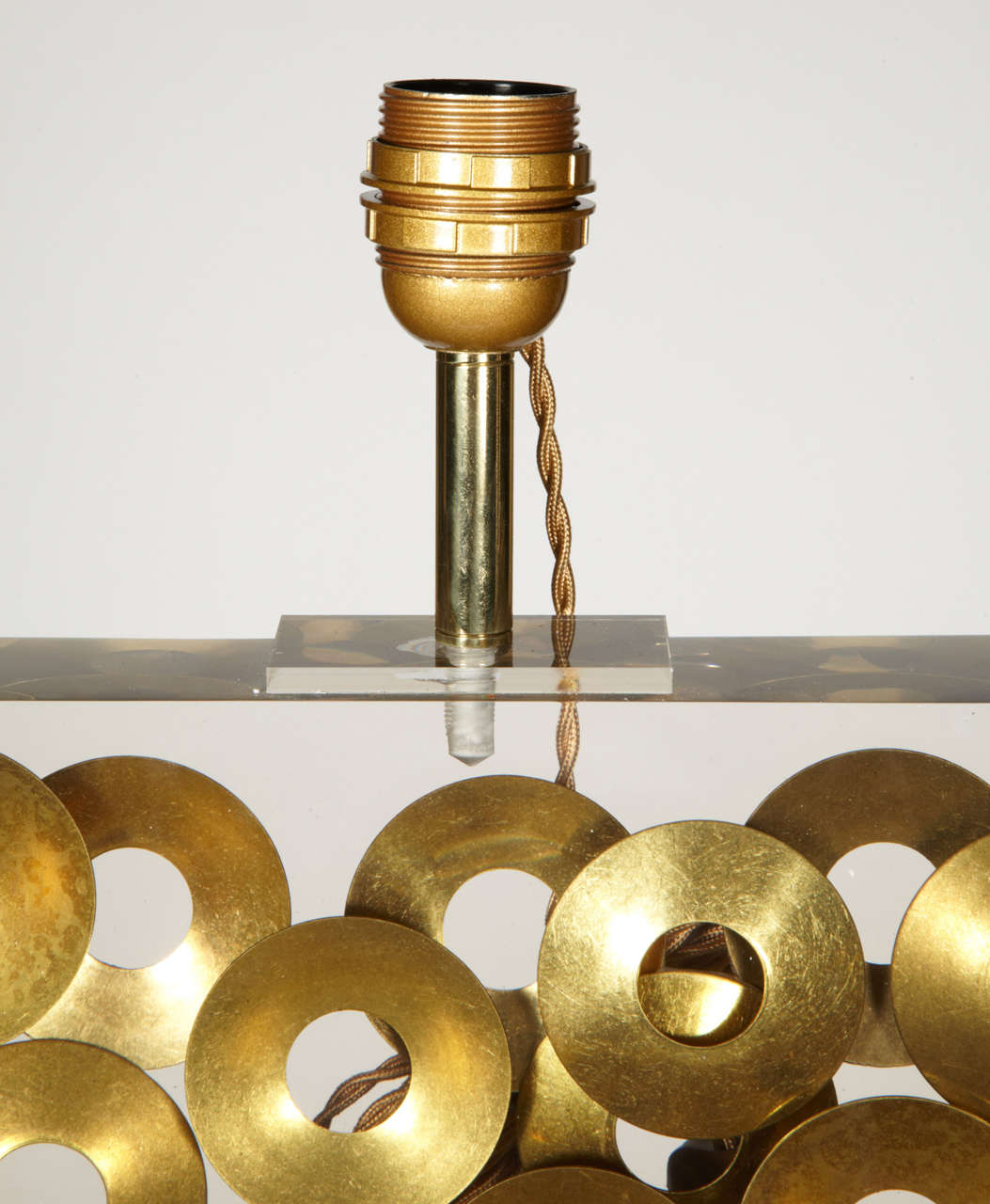 Superbe lampe en Lucite avec inclusions de bagues en laiton par Romeo Bon état - En vente à Bois-Colombes, FR