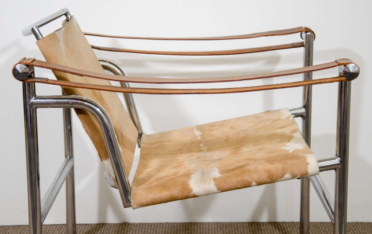 Mid Century Le Corbusier Sling Chair in Hide In Good Condition In New York, NY