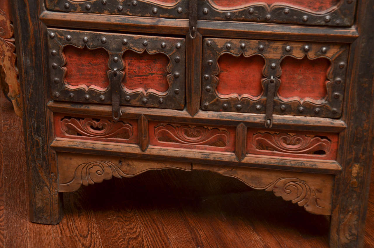 Q'ing Dynasty Shanxi Three-Drawer Lacquered Altar Coffer with Iron Trim For Sale 1
